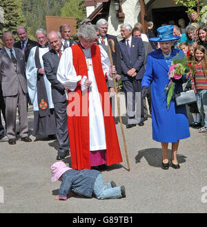 Die zweijährige Brynn Noble kriecht vor der britischen Königin Elizabeth II., als sie die Anglikanische Kirche St. Mary's und St. George in Begleitung von Reverend Victoria Matthews, Bischof von Edmonton, verlässt. Stockfoto