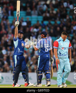 Cricket - Hilfe für Helden XI V Rest der Welt XI - Kia Oval. Rest der Welt XI Graeme Smith (links) feiert, nachdem er in einem Spiel im Kia Oval, London, eine Grenze gegen Help for Heroes XI erzielt hat. Stockfoto