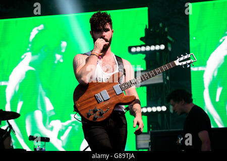 Yannis Philippakis die Fohlen führt beim Glastonbury Music festival Stockfoto