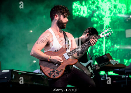 Yannis Philippakis die Fohlen führt beim Glastonbury Music festival Stockfoto