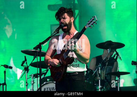 Yannis Philippakis die Fohlen führt beim Glastonbury Music festival Stockfoto