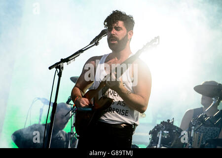 Yannis Philippakis die Fohlen führt beim Glastonbury Music festival Stockfoto