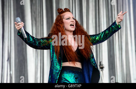 Jess Glynne führt beim Glastonbury Music festival Stockfoto