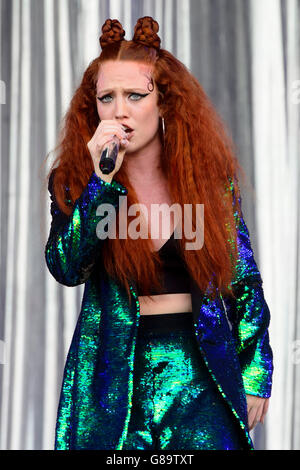 Jess Glynne führt beim Glastonbury Music festival Stockfoto