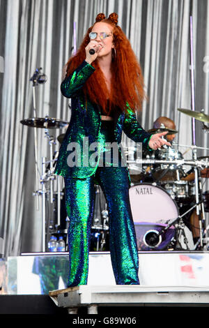 Jess Glynne führt beim Glastonbury Music festival Stockfoto