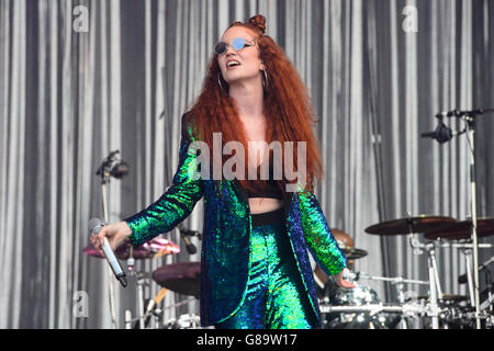 Jess Glynne führt beim Glastonbury Music festival Stockfoto