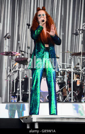 Jess Glynne führt beim Glastonbury Music festival Stockfoto