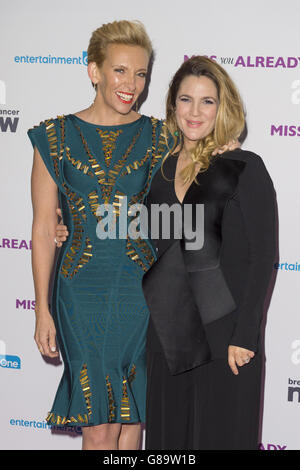 Toni Collette (links) und Drew Barrymore bei der Premiere von Miss You Pready, im Vue Kino am Leicester Square, London. Stockfoto