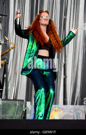 Jess Glynne führt beim Glastonbury Music festival Stockfoto