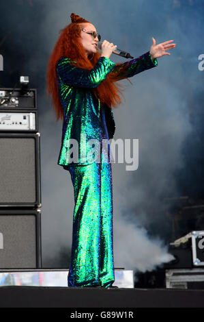 Jess Glynne führt beim Glastonbury Music festival Stockfoto