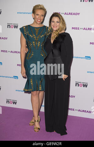 Toni Collette (links) und Drew Barrymore bei der Premiere von Miss You Pready, im Vue Kino am Leicester Square, London. Stockfoto