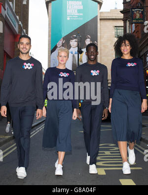 (Von links nach rechts) American Express Insider Jimmy Dunne, Katie Harland, Fola Sogbesan und Natalie Devine bereiten sich darauf vor, Gäste beim Besuch der neuen London Fashion Week (LFW) im Brewer Street Car Park in Soho, London, zu unterstützen. Stockfoto