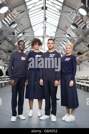 (Von links nach rechts) American Express Insider Fola Sogbesan, Natalie Devine, Jimmy Dunne und Katie Harland bereiten sich darauf vor, Gäste beim Besuch der neuen London Fashion Week (LFW) im Brewer Street Car Park in Soho, London, zu unterstützen. Stockfoto