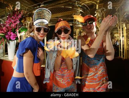 Models, die Konfetti während der Präsentation der Zandra Rhodes Spring/Summer 2016 London Fashion Week in der Oscar Wilde Bar, Cafe Royal, London, blasen. Stockfoto