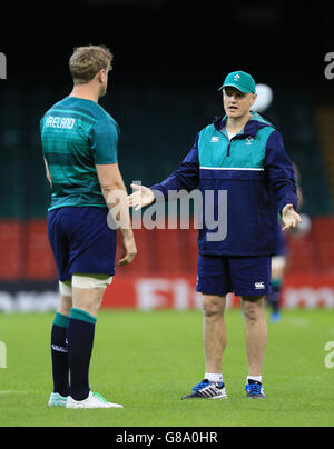 Rugby Union - Rugby-Weltmeisterschaft 2015 - Pool D - Irland - Kanada - Irland Captain's Run - Millennium Stadium. Irlands Cheftrainer Joe Schmidt (rechts) beim Captain's Run im Millennium Stadium, London. Stockfoto