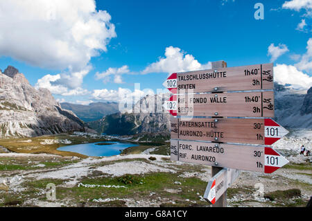 Wegweiser zur Forcella di Toblìn, Alta Pusteria, Dolomiten, Südtirol, Italien, Europa Stockfoto