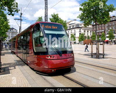 Straßenbahn in die Stadt, Clermont-Ferrand, Auvergne, Frankreich, Europa Stockfoto