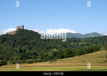 Burg von Murol, Sancy massiv an der Rückseite, Auvergne, Puy-de-Dome, Frankreich, Europa Stockfoto