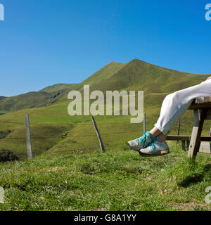 Wanderer auf einer Bank sitzend detail Beine, massiv Sancy, Auvergne, Frankreich, Europa Stockfoto