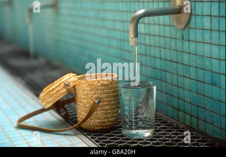 Glas mit Heilwasser, Kurort Vichy, Auvergne, Frankreich, Europa Stockfoto