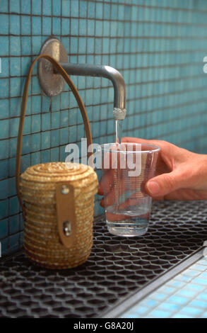 Glas mit Heilwasser, Kurort Vichy, Auvergne, Frankreich, Europa Stockfoto
