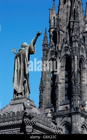 Statue von Urbain II, Cathedrale Notre-Dame-de-l Hafenbecken, Kathedrale von Clermont-Ferrand, Puy de Dome, Auvergne, Frankreich Stockfoto