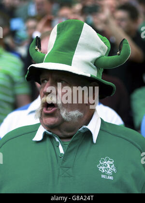 Rugby Union - Rugby-Weltmeisterschaft 2015 - Pool D - Irland - Rumänien - Wembley-Stadion. Ein Irlandfan an den Tribünen zeigt seine Unterstützung beim Rugby-Weltcup-Spiel im Wembley Stadium, London. Stockfoto