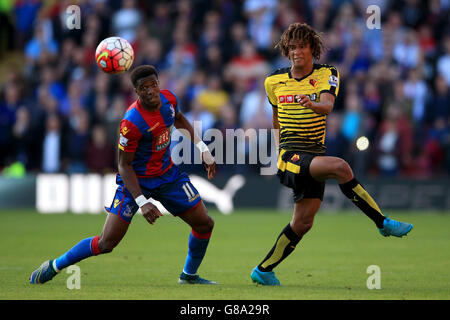 Watfords Nathan Ake (rechts) und Wilfried Zaha (links) von Crystal Palace kämpfen während des Barclays Premier League-Spiels in der Vicarage Road, London, um den Ball. Stockfoto