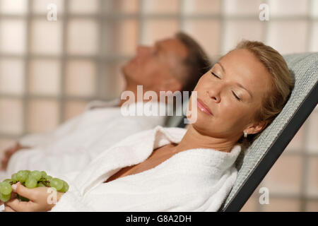Frau, 40 Jahre und Mann, entspannend, wellness Stockfoto