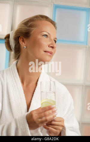 Frau, 40 Jahre, mit einem Glas Wasser, Wellness Stockfoto