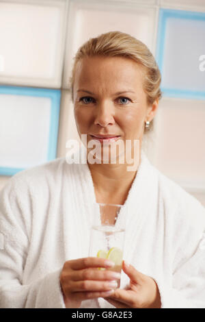 Frau, 40 Jahre, mit einem Glas Wasser, Wellness Stockfoto