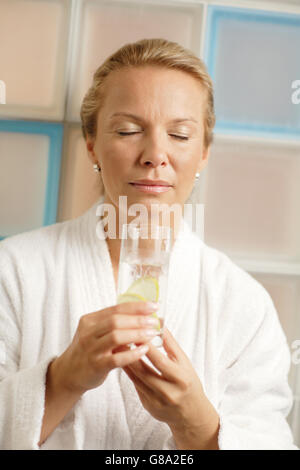 Frau, 40 Jahre, mit einem Glas Wasser, Wellness Stockfoto