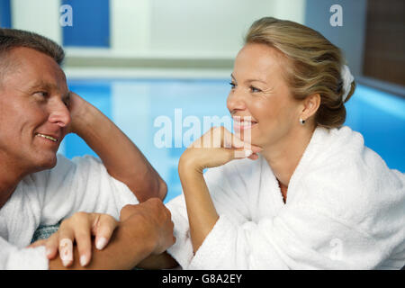 Mann, 52 Jahre, und Frau, 42 Jahre, sprechen und Lächeln, wellness Stockfoto