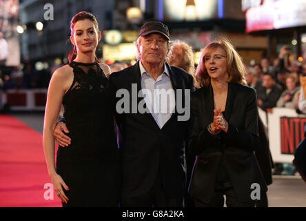 (Von links nach rechts) Anne Hathaway, Robert de Niro und die Regisseurin Nancy Meyers bei der Intern European Premiere im Vue am Leicester Square, London. DRÜCKEN Sie VERBANDSFOTO. Bilddatum: Sonntag, 27. September 2015. Siehe PA Story SHOWBIZ Intern. Bildnachweis sollte lauten: Yui Mok/PA Wire Stockfoto