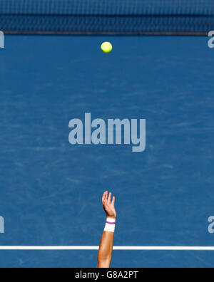 Dienen, Arm, warf den Ball in die Luft vor der net, ITF-Grand-Slam-Tennis-Turnier, die US Open 2011, USTA Billie Jean Stockfoto