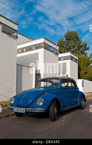 Blaue Super Käfer 1302 vor Reihenhäusern von Jacobus Johannes Pieter Oud, bei Weißenhofsiedlung, Weißenhofsiedlung Stockfoto