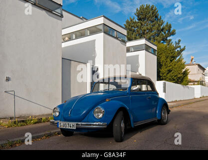 Blaue Super Käfer 1302 vor Reihenhäusern von Jacobus Johannes Pieter Oud, bei Weißenhofsiedlung, Weißenhofsiedlung Stockfoto