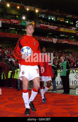 Fußball - UEFA Champions League - Finale - AC Mailand / Liverpool - Atatürk Olympic Stadium. Jon Dahl Tomasson, AC Milan, kommt zu seinem Vorspiel-Warm-Up Stockfoto