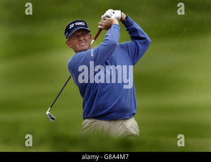 Der schottische Colin Montgomerie spielt am 18. Seinen zweiten Schuss. Stockfoto