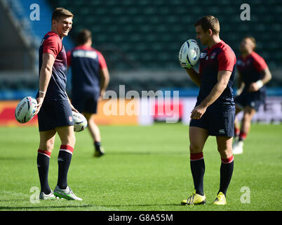 Owen Farrell aus England (links) und George Ford (rechts) während eines Kapitäns-Laufs im Twickenham Stadium, London. Stockfoto