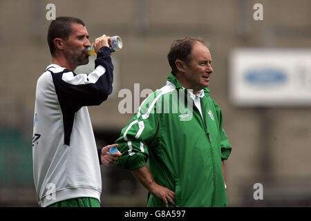 Fußball - WM 2006 Qualifikation - Gruppe 4 - Repulic of Ireland gegen Israel - Trainingssitzung Irland - FC Malahide. Brian Kerr (R), Manager der Republik Irland, Roy Keane. Stockfoto