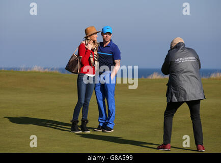 Ronan Keating und Frau Storm am zweiten Tag der Alfred Dunhill Links Championship in Kingsbarns, Fife. Stockfoto