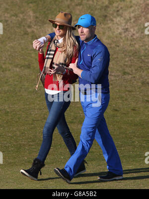 Ronan Keating und Frau Storm am zweiten Tag der Alfred Dunhill Links Championship in Kingsbarns, Fife. DRÜCKEN Sie VERBANDSFOTO. Bilddatum: Freitag, 2. Oktober 2015. Siehe PA Geschichte GOLF Dunhill. Bildnachweis sollte lauten: Andrew Milligan / PA Wire. EINSCHRÄNKUNGEN . Keine kommerzielle Nutzung. Keine falsche kommerzielle Verbindung. Keine Videoemulation. Keine Bildbearbeitung. Stockfoto