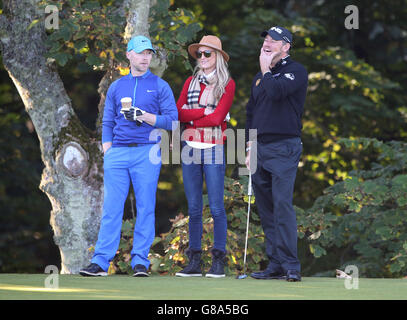 Ronan Keating und Frau Storm mit Lee Westwood am zweiten Tag der Alfred Dunhill Links Championship in Kingsbarns, Fife. DRÜCKEN Sie VERBANDSFOTO. Bilddatum: Freitag, 2. Oktober 2015. Siehe PA Geschichte GOLF Dunhill. Bildnachweis sollte lauten: Andrew Milligan / PA Wire. EINSCHRÄNKUNGEN . Keine kommerzielle Nutzung. Keine falsche kommerzielle Verbindung. Keine Videoemulation. Keine Bildbearbeitung. Stockfoto