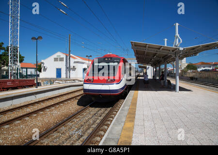 Hohe Geschwindigkeit Alfa Pendel kippen Zug am Bahnhof Melodien in der Algarve, Portugal Stockfoto