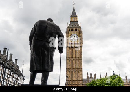 London, Winston Churchill Statue am Bundesplatz. 27. Juni 2016, London, Vereinigtes Königreich. © Alberto Pezzali/Alamy Live-Nachrichten Stockfoto