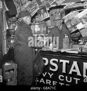 Alfred Lee in seinem Süßwaren- und Zeitungsladen am Bahnhof von Sholing, an der Hauptlinie der südlichen Region von Portsmouth nach Southampton. Er stellt auch Zugtickets aus seinem Laden aus, und ohne Herrn Lee hätte der Bahnhof wahrscheinlich geschlossen, da alle regulären britischen Bahnmitarbeiter im Interesse der Wirtschaft zurückgezogen wurden. Stockfoto