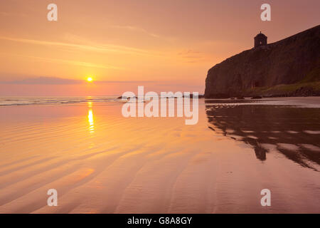 Sonnenaufgang über Abfahrt Strand und Klippen an der Küste Causeway in Nordirland. Stockfoto