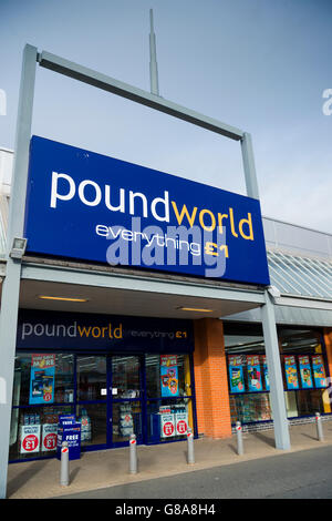 Außen: "Alles £1" - Poundworld Schnäppchen Shop Discounter in einem Retailpark, Aberystwyth Wales UK Stockfoto