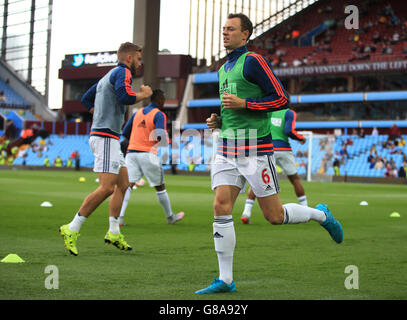 West Bromwich Albion' Jonny Evans erwärmt sich während des Barclays Premier League-Spiels in Villa Park, Birmingham. Stockfoto